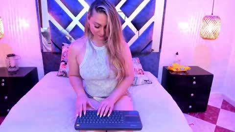 annie_vega17 online show from March 12, 8:59 pm