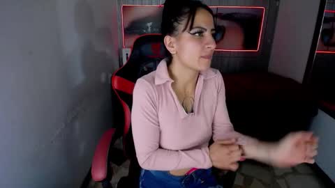 Anniee online show from December 20, 1:40 pm