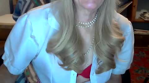 Snapshot of anniegurl chatting on December 22, 1:00 pm anniegurl online show from December 22, 1:00 pm