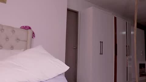 Snapshot of anniekk chatting on December 5, 5:04 am Dulce candyxxx online show from December 5, 5:04 am