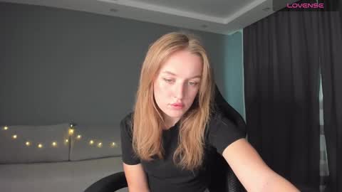 Snapshot of annyfourse chatting on December 2, 8:09 am AnnyFourse online show from December 2, 8:09 am