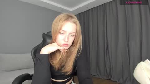 Snapshot of annyfourse chatting on December 16, 5:00 pm AnnyFourse online show from December 16, 5:00 pm