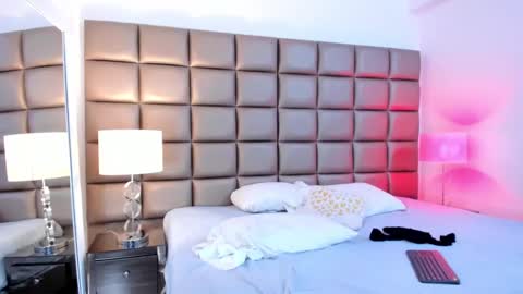 Snapshot of annyhizzle chatting on January 24, 12:20 am online show from January 24, 12:20 am