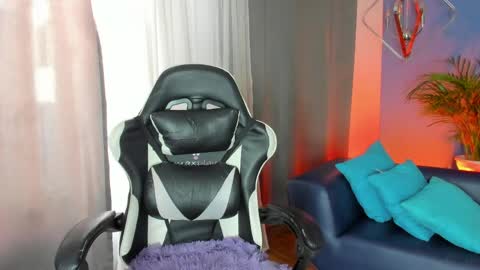 Snapshot of anto_thompson chatting on April 24, 8:44 pm Antonella online show from April 24, 8:44 pm