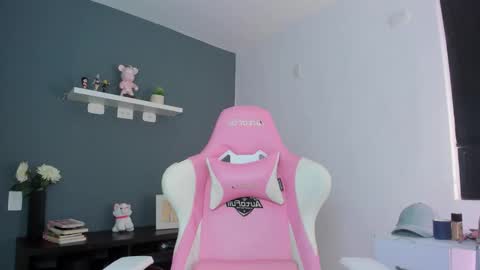 Snapshot of antonella_28_ chatting on April 21, 1:42 am Antonella online show from April 21, 1:42 am