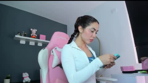 Snapshot of antonella_28_ chatting on June 19, 12:37 am Antonella online show from June 19, 12:37 am