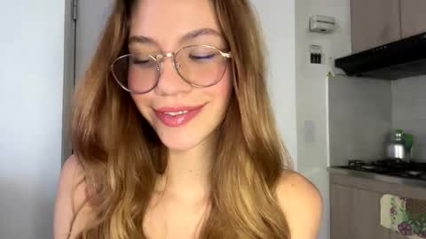 Snapshot of antonellarossii_ chatting on February 8, 4:25 pm Antonella  online show from February 8, 4:25 pm