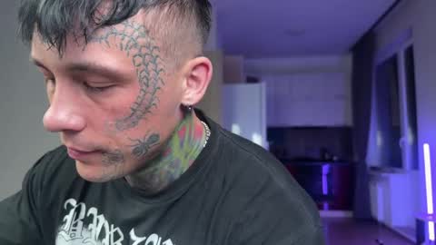 Tom online show from April 8, 6:52 pm