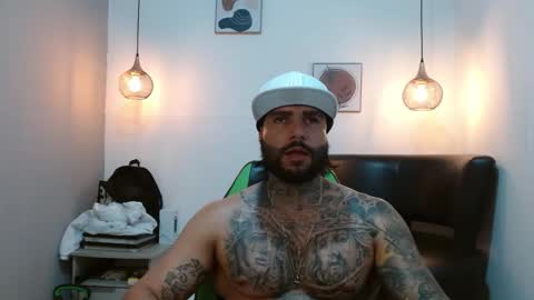 Snapshot of apolo_ryder chatting on April 30, 1:23 am APOLO online show from April 30, 1:23 am