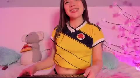 Snapshot of apple_of_pleasure chatting on June 17, 10:21 pm Lily online show from June 17, 10:21 pm