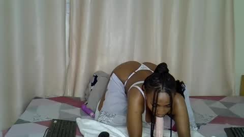 Snapshot of apple_queen24 chatting on February 3, 1:04 am Apple queen online show from February 3, 1:04 am