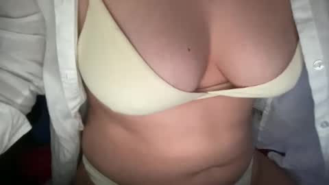 Snapshot of april2020cute chatting on December 4, 7:23 pm April online show from December 4, 7:23 pm