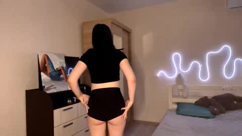 Emi online show from March 30, 5:03 pm