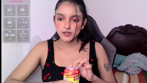 Snapshot of ari_20_ chatting on October 25, 1:35 am Bella online show from October 25, 1:35 am