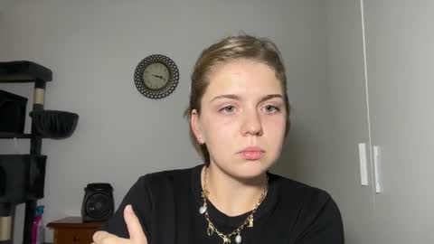 Snapshot of ari_crystal chatting on February 4, 1:17 pm ari_crystal online show from February 4, 1:17 pm