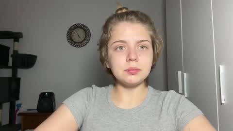 Snapshot of ari_crystal chatting on February 9, 2:54 pm ari_crystal online show from February 9, 2:54 pm