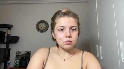 Snapshot of ari_crystal chatting on February 18, 4:47 pm ari_crystal online show from February 18, 4:47 pm