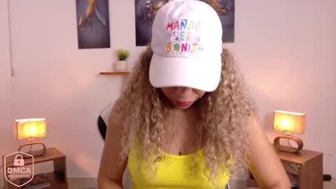 Snapshot of aria_bliss_01 chatting on November 6, 1:23 pm aria_bliss_01 online show from November 6, 1:23 pm