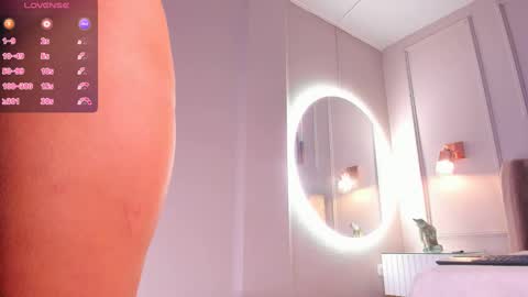 Snapshot of aria_greco chatting on December 14, 9:07 am Aria  online show from December 14, 9:07 am