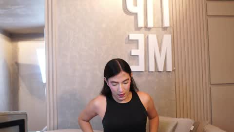 Snapshot of ariaa_isabell chatting on April 28, 6:35 pm Ariaa online show from April 28, 6:35 pm