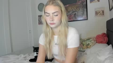 Snapshot of ariah_is_blonde chatting on October 1, 7:20 pm Ariah online show from October 1, 7:20 pm