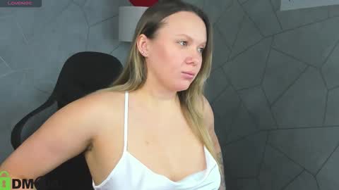 Snapshot of ariana_beck chatting on February 23, 1:14 am Dakota online show from February 23, 1:14 am