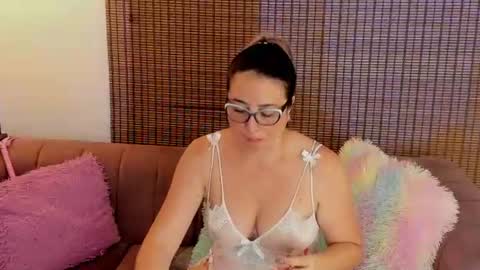 Snapshot of ariana_cross_ chatting on June 28, 12:44 pm Ariana Cruz online show from June 28, 12:44 pm