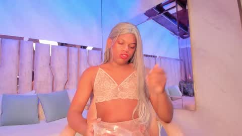 ariana_grande233 online show from March 20, 11:37 am