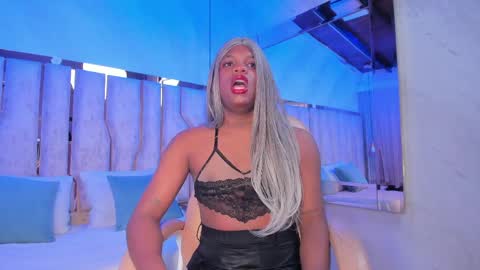 ariana_grande233 online show from March 30, 11:44 am