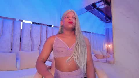 ariana_grande233 online show from April 15, 11:39 am