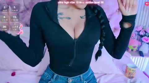 arianawest_ online show from May 13, 1:19 pm
