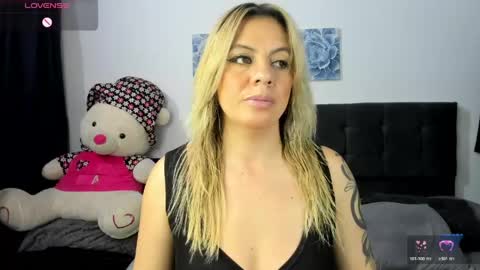 ariannawil online show from April 13, 10:59 pm