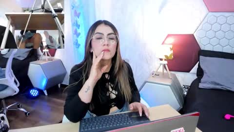 aria online show from May 23, 4:44 pm