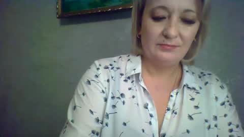 Snapshot of arielxloveresss chatting on November 4, 6:12 am ArielXLoveresss online show from November 4, 6:12 am
