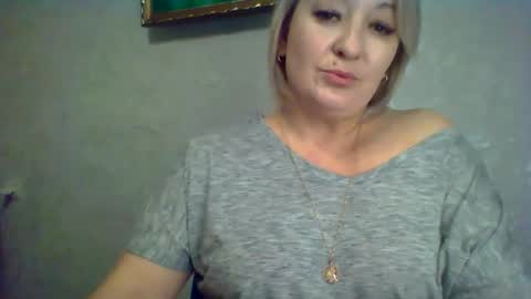 Snapshot of arielxloveresss chatting on November 8, 10:19 pm ArielXLoveresss online show from November 8, 10:19 pm