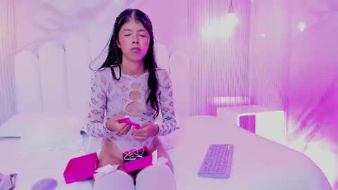 Snapshot of arietta_skinny chatting on June 22, 2:47 pm Arietta online show from June 22, 2:47 pm