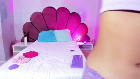 Snapshot of arietta_skinny chatting on July 24, 2:59 pm Arietta online show from July 24, 2:59 pm