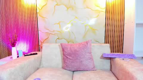Snapshot of arietta_skinny chatting on July 28, 6:20 pm Arietta online show from July 28, 6:20 pm