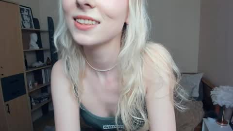 Snapshot of arlavitullo chatting on May 28, 8:33 am Emily online show from May 28, 8:33 am