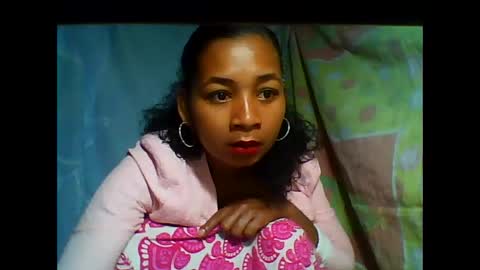 Snapshot of armonnette9794 chatting on May 18, 5:02 am armonnette9794 online show from May 18, 5:02 am