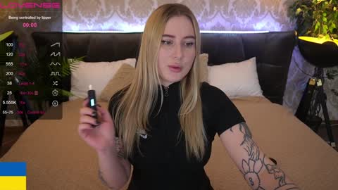 Snapshot of arolinanight chatting on December 11, 9:12 pm AROLINA online show from December 11, 9:12 pm