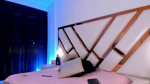 Aron cruz  online show from April 8, 1:00 pm