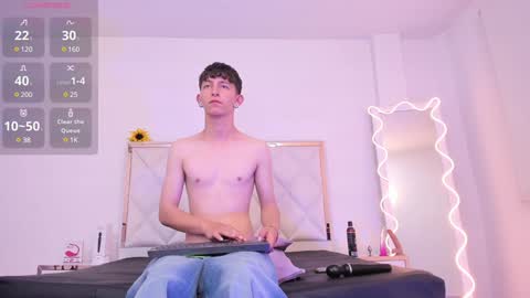 Snapshot of aron_tay chatting on December 22, 10:06 am  your aron  online show from December 22, 10:06 am