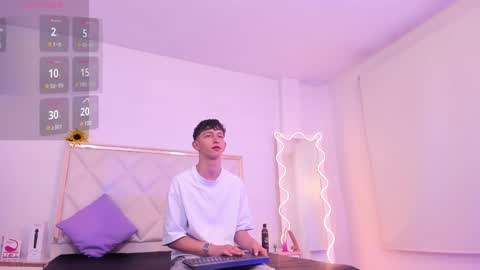 Snapshot of aron_tay chatting on December 28, 2:54 am  your aron  online show from December 28, 2:54 am