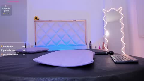 Snapshot of aron_tay chatting on January 10, 9:23 am  your aron  online show from January 10, 9:23 am