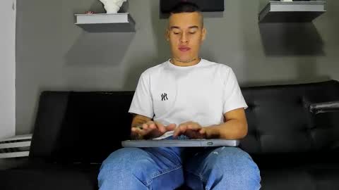 Snapshot of aroon_fit chatting on February 2, 12:04 pm AROON HOT online show from February 2, 12:04 pm