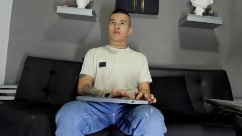 Snapshot of aroon_fit chatting on February 4, 12:00 pm AROON HOT online show from February 4, 12:00 pm