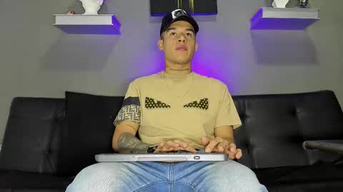 Snapshot of aroon_fit chatting on February 6, 12:08 pm AROON HOT online show from February 6, 12:08 pm