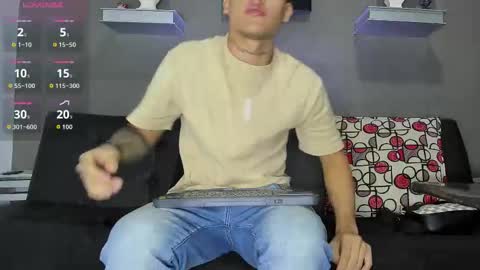 Snapshot of aroon_fit chatting on February 7, 11:47 am AROON HOT online show from February 7, 11:47 am