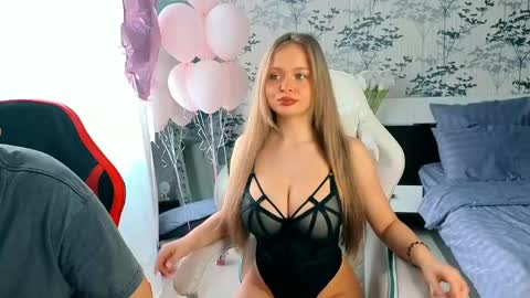Snapshot of art_cam_ chatting on April 17, 8:17 am art_cam_ online show from April 17, 8:17 am